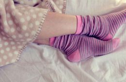 Dormitul cu sosete in picioare are efecte nebanuite